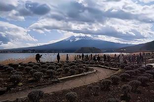 天空：范佩西重返曼联卡灵顿，他正努力获得欧足联教练执照